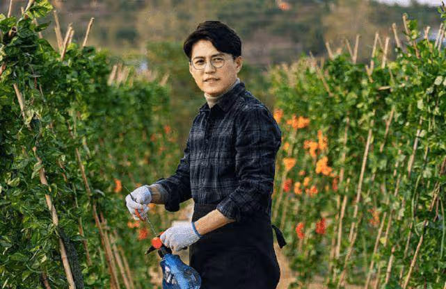 她24歲成名,45歲因「心機小三」全網翻紅,49歲又演起了潑辣村婦