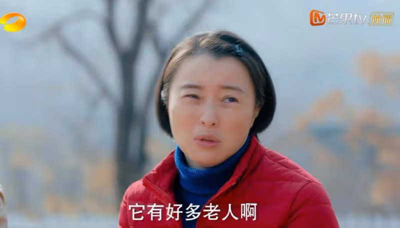 她24歲成名,45歲因「心機小三」全網翻紅,49歲又演起了潑辣村婦