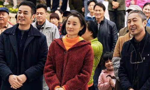 她24歲成名,45歲因「心機小三」全網翻紅,49歲又演起了潑辣村婦