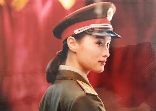 她24歲成名，45歲因「心機小三」全網翻紅，49歲又演起了潑辣村婦