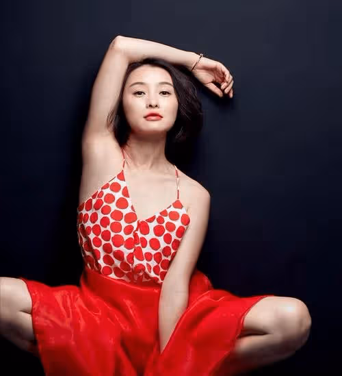 她24歲成名，45歲因「心機小三」全網翻紅，49歲又演起了潑辣村婦
