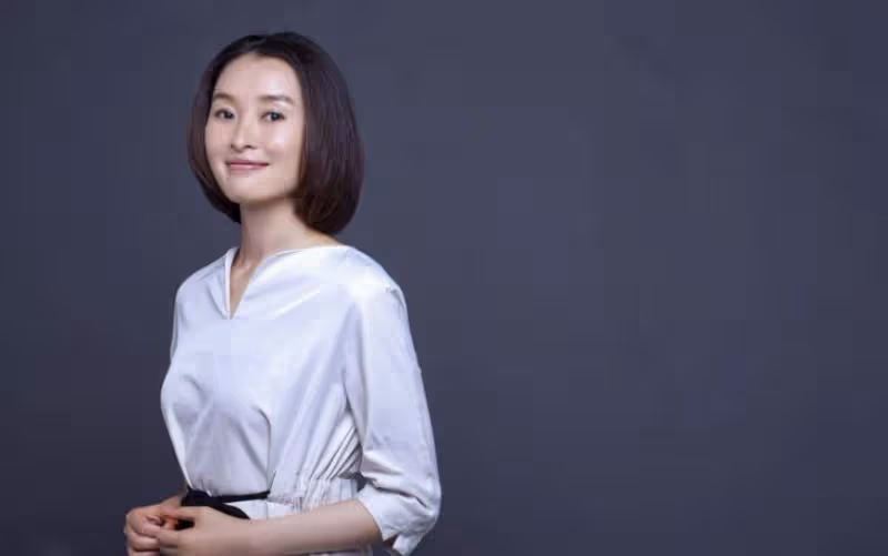 她24歲成名，45歲因「心機小三」全網翻紅，49歲又演起了潑辣村婦