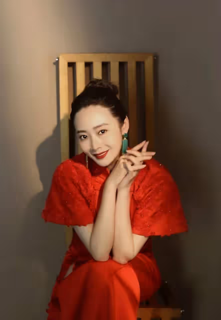 《狂飆》後程程大秀身材曲線，曲柵柵這張旗袍照片，沒人能扛得住