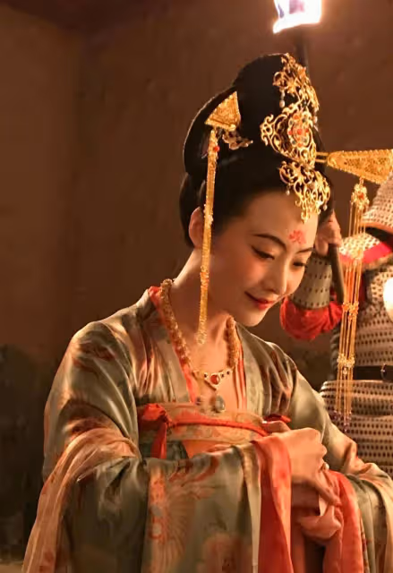 《狂飆》後程程大秀身材曲線,曲柵柵這張旗袍照片,沒人能扛得住