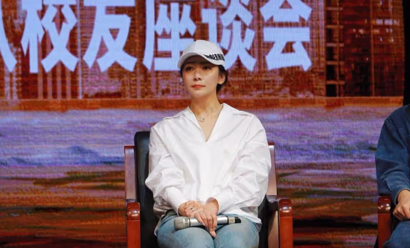 《狂飆》後程程大秀身材曲線,曲柵柵這張旗袍照片,沒人能扛得住
