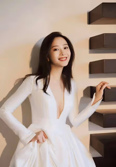 《狂飆》後程程大秀身材曲線,曲柵柵這張旗袍照片,沒人能扛得住