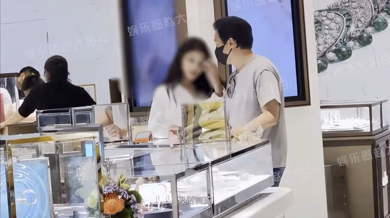 劉亦菲乾爹陪小女友買項鍊，貼心為女方挽發試戴，與楊采鈺疑離婚