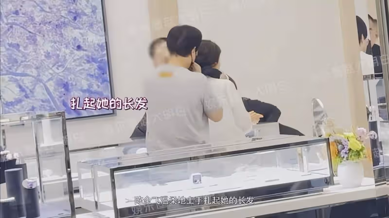 劉亦菲乾爹陪小女友買項鍊，貼心為女方挽發試戴，與楊采鈺疑離婚