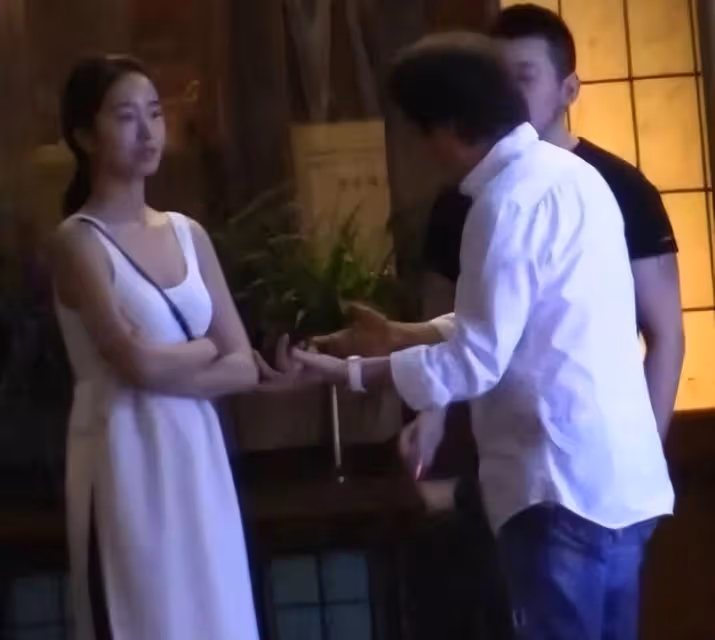 劉亦菲乾爹陪小女友買項鍊，貼心為女方挽發試戴，與楊采鈺疑離婚