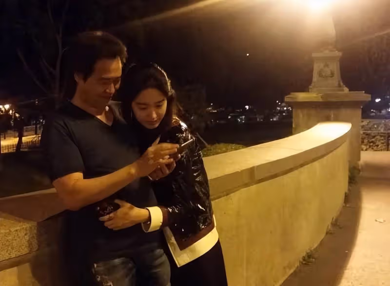 劉亦菲乾爹陪小女友買項鍊，貼心為女方挽發試戴，與楊采鈺疑離婚