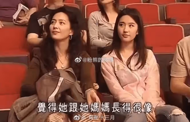 劉亦菲乾爹陪小女友買項鍊，貼心為女方挽發試戴，與楊采鈺疑離婚