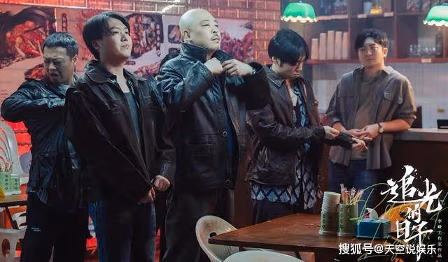《追光的日子》郭京飛的啤酒肚,為中年發福的油膩男打開了新的篇章