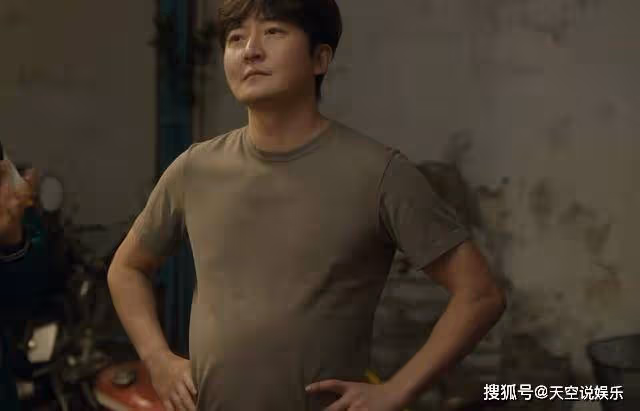 《追光的日子》郭京飛的啤酒肚,為中年發福的油膩男打開了新的篇章