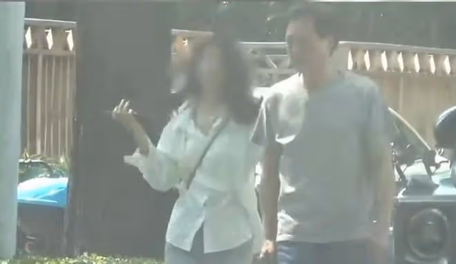 劉亦菲乾爹陳金飛帶美女買項鍊，緊摟懷裡熱聊，楊采鈺已成過去式
