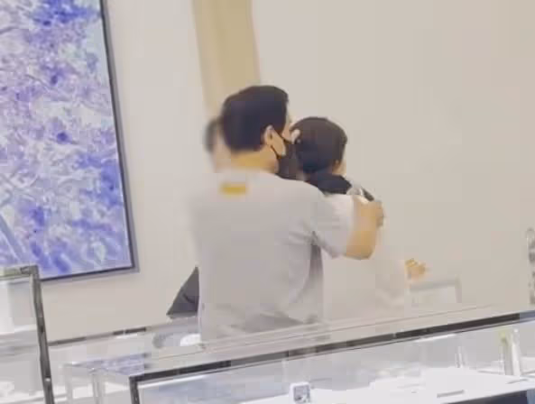 劉亦菲乾爹陳金飛帶美女買項鍊，緊摟懷裡熱聊，楊采鈺已成過去式