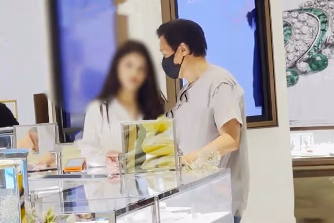 劉亦菲乾爹陳金飛帶美女買項鍊，緊摟懷裡熱聊，楊采鈺已成過去式