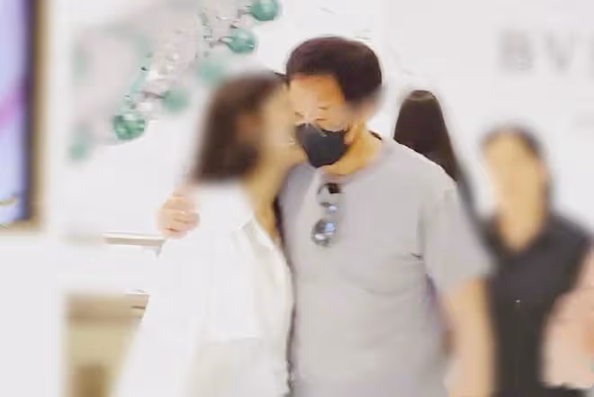 劉亦菲乾爹陳金飛帶美女買項鍊，緊摟懷裡熱聊，楊采鈺已成過去式