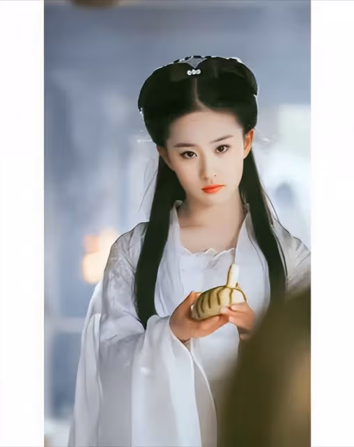 劉亦菲乾爹陳金飛帶美女買項鍊,緊摟懷裡熱聊,楊采鈺已成過去式