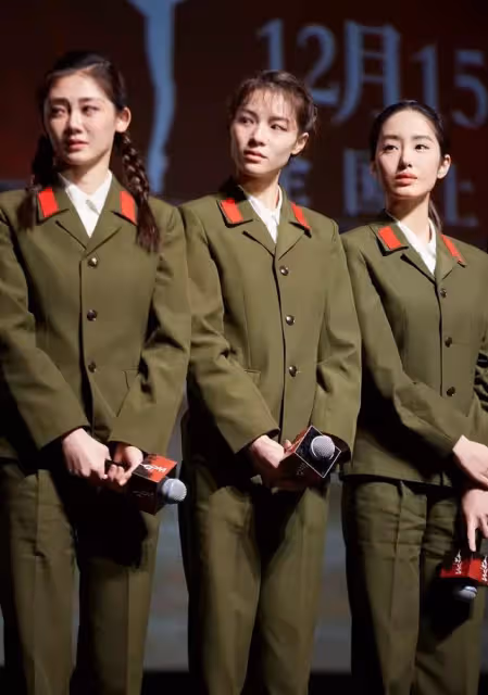 劉亦菲乾爹陳金飛帶美女買項鍊,緊摟懷裡熱聊,楊采鈺已成過去式