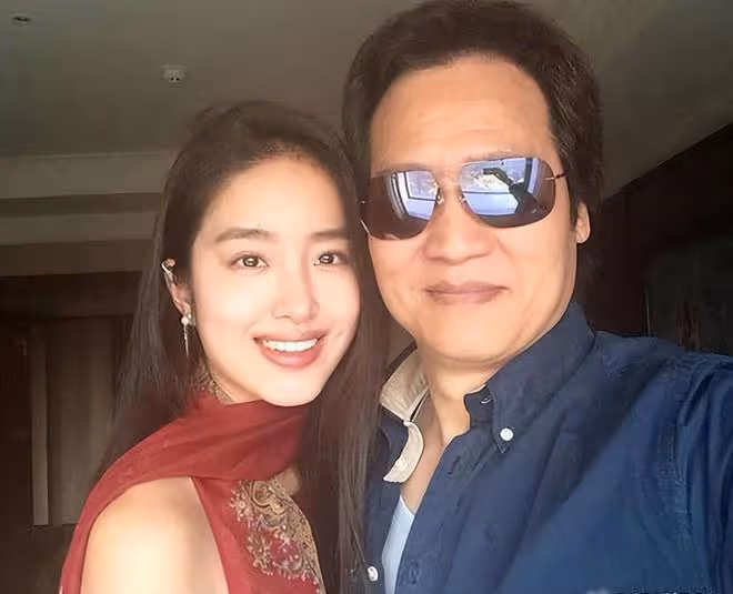 劉亦菲乾爹陳金飛帶美女買項鍊,緊摟懷裡熱聊,楊采鈺已成過去式
