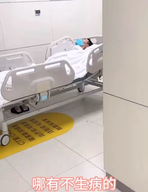 91歲楊少華住院！躺病床面色發黑枯瘦如柴，手上插管多個儀器監護