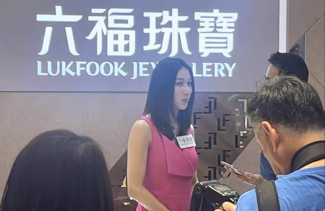 TVB前花旦太抗老！39歲少女味十足，穿恨天高與路人合影太親民