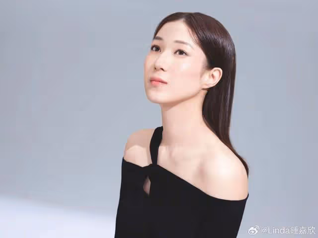 TVB前花旦太抗老！39歲少女味十足，穿恨天高與路人合影太親民