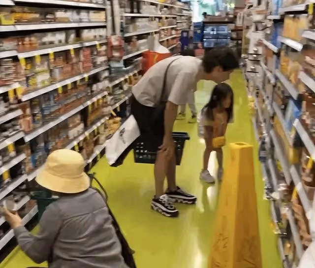 TVB前花旦太抗老！39歲少女味十足，穿恨天高與路人合影太親民