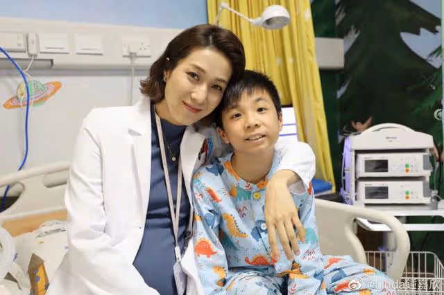 TVB前花旦太抗老！39歲少女味十足，穿恨天高與路人合影太親民