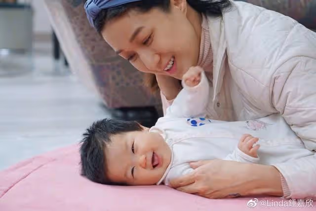 TVB前花旦太抗老！39歲少女味十足，穿恨天高與路人合影太親民