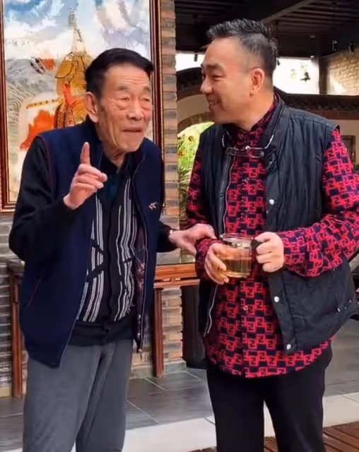 91歲楊少華因高血壓住院！躺在病床上看起來十分虛弱，身體引擔憂