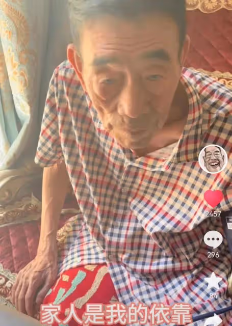 91歲楊少華因高血壓住院！躺在病床上看起來十分虛弱，身體引擔憂