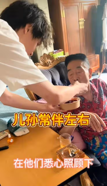 91歲楊少華因高血壓住院！躺在病床上看起來十分虛弱，身體引擔憂