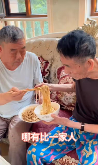 91歲楊少華因高血壓住院！躺在病床上看起來十分虛弱，身體引擔憂
