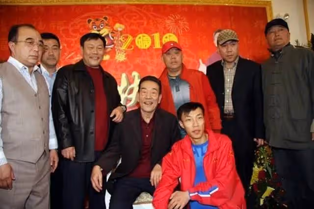 91歲楊少華因高血壓住院！躺在病床上看起來十分虛弱，身體引擔憂
