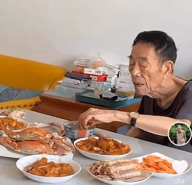 91歲楊少華因高血壓住院！躺在病床上看起來十分虛弱，身體引擔憂
