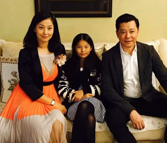 57歲戲骨接妻女到美國團聚!一家四口激動相擁,在豪宅吃大餐慶祝