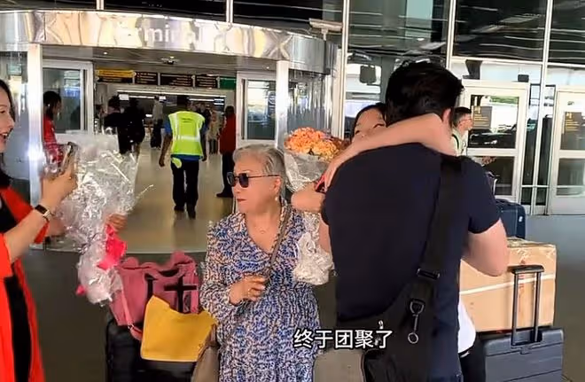 57歲戲骨接妻女到美國團聚!一家四口激動相擁,在豪宅吃大餐慶祝
