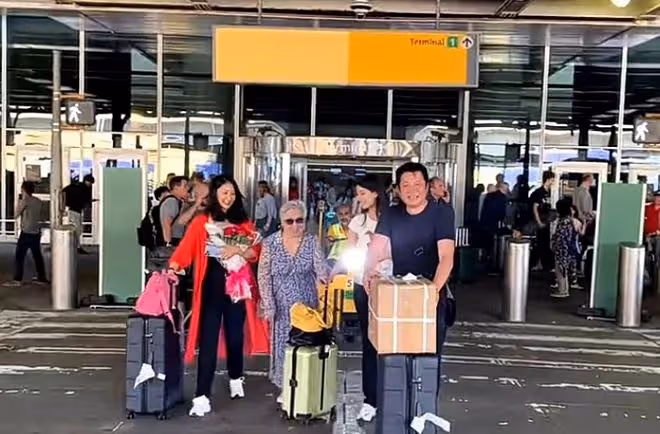 57歲戲骨接妻女到美國團聚!一家四口激動相擁,在豪宅吃大餐慶祝