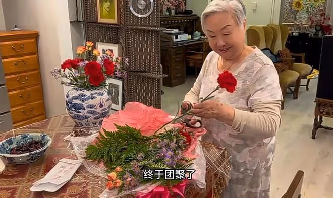 57歲戲骨接妻女到美國團聚!一家四口激動相擁,在豪宅吃大餐慶祝