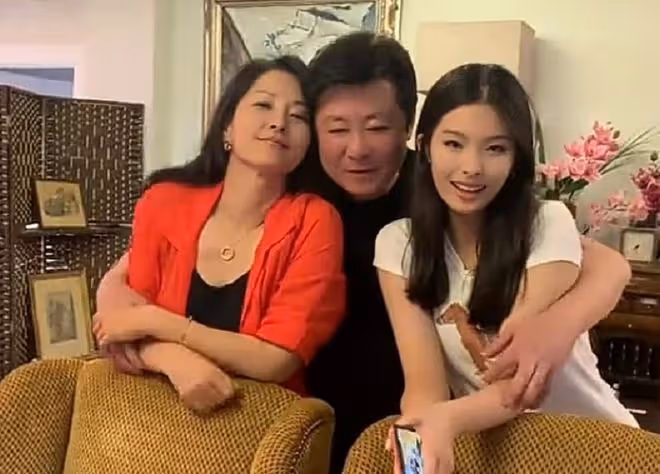 57歲戲骨接妻女到美國團聚!一家四口激動相擁,在豪宅吃大餐慶祝