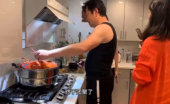 57歲戲骨接妻女到美國團聚!一家四口激動相擁,在豪宅吃大餐慶祝