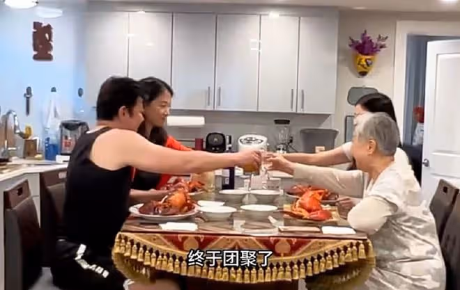 57歲戲骨接妻女到美國團聚!一家四口激動相擁,在豪宅吃大餐慶祝