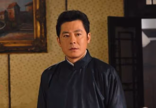 57歲戲骨接妻女到美國團聚!一家四口激動相擁,在豪宅吃大餐慶祝