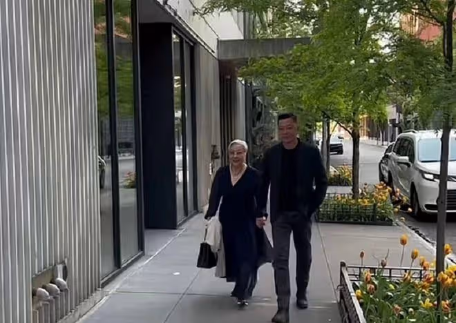 57歲戲骨接妻女到美國團聚!一家四口激動相擁,在豪宅吃大餐慶祝