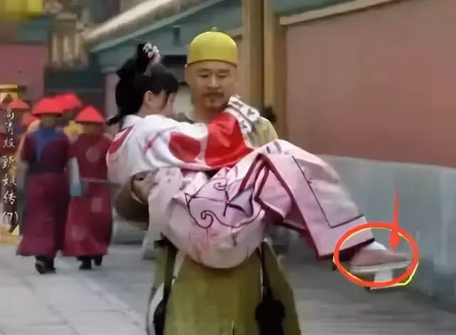 笑到肚子疼的穿幫鏡頭,手錶忍了,輪胎不說了,最後一個幾個意思