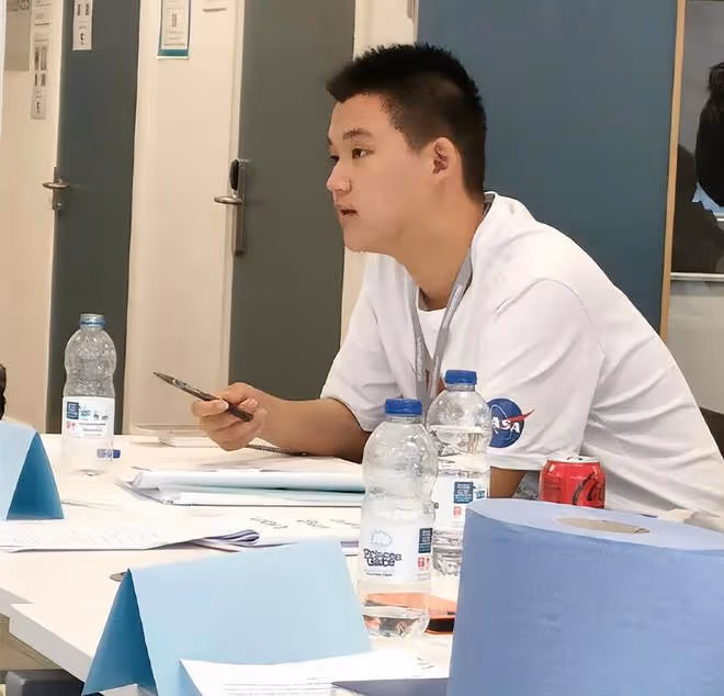 寇振海15歲兒子中考結果出爐!高中直接上實驗班,長得像68歲老爸