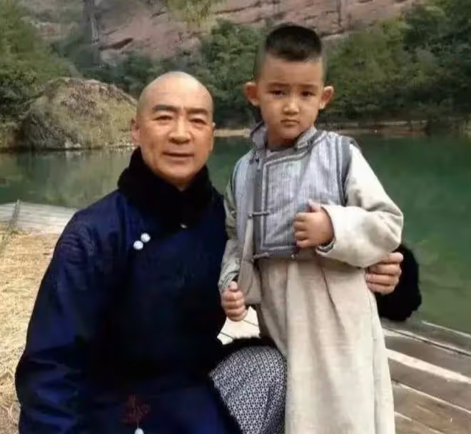 寇振海15歲兒子中考結果出爐!高中直接上實驗班,長得像68歲老爸