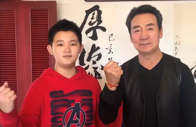 寇振海15歲兒子中考結果出爐!高中直接上實驗班,長得像68歲老爸