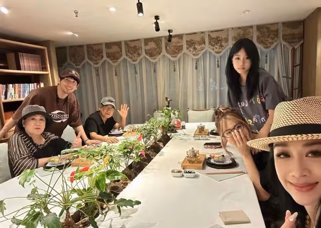 鍾麗緹為小12歲老公慶生!全家福曝光,13歲考拉身高猛漲已超姐姐